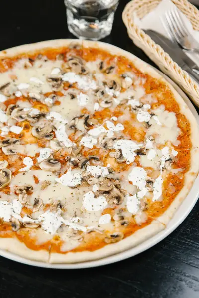 버섯, 치즈와 허브 피자 — 스톡 사진