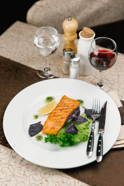 Limon ve marul ızgara somon