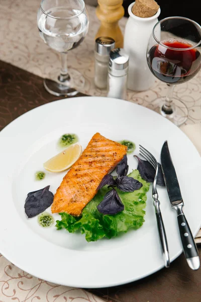 Limon ve marul ızgara somon