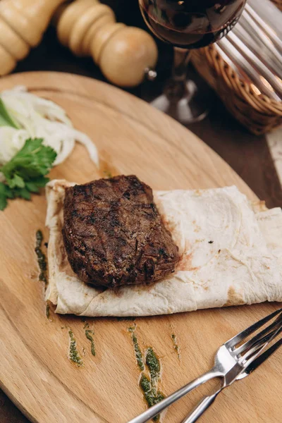 Gefaltete Weizen-Tortilla mit gebratenem Rindfleisch — Stockfoto