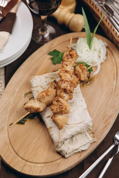 Tavuk kebap ile buğday tortilla katlanmış