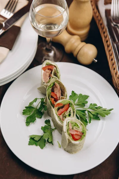 Sığır eti ve domates ile tortilla rulo