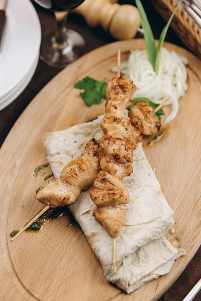 Tavuk kebap ile buğday tortilla katlanmış