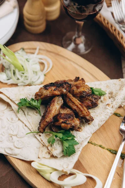 Buğday tortilla ile kavrulmuş et katlanmış