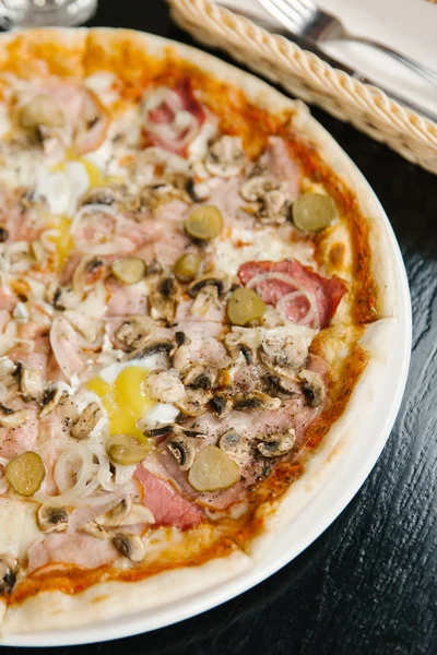 Pizza con champiñones, tocino y cebolla — Foto de Stock