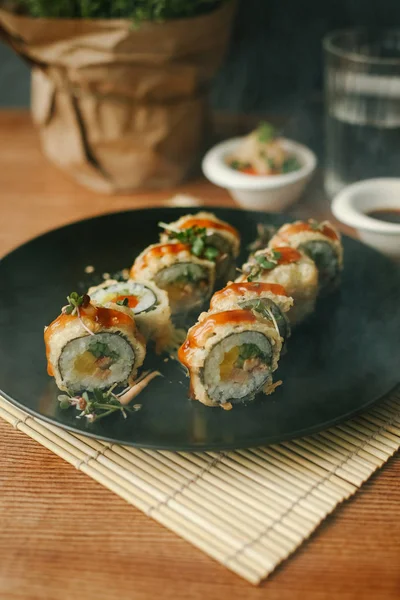 Maki suşi rulo salatalık ve yılan balığı