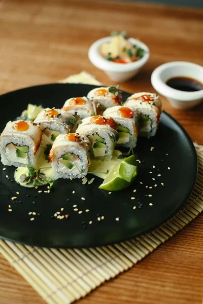 Maki-Sushi-Rollen mit Aal und Gurke — Stockfoto