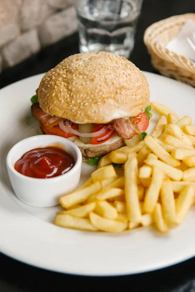 Marul, domates ve Peynirli hamburger