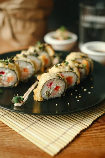 Stekt maki sushi rullar med lax — Stockfoto