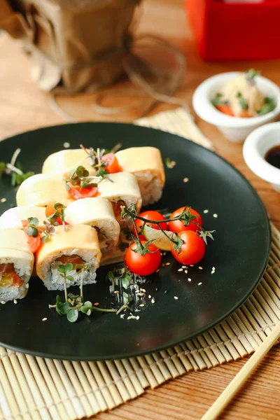 Somon ve krem peynirli suşi ruloları.