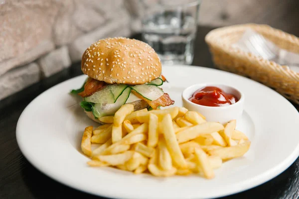 Cheeseburger met sla, komkommer en bacon — Stockfoto