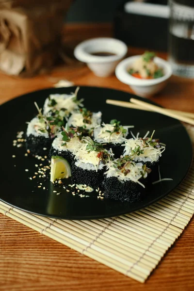 Suşi rulo siyah havyar ve peynir ile