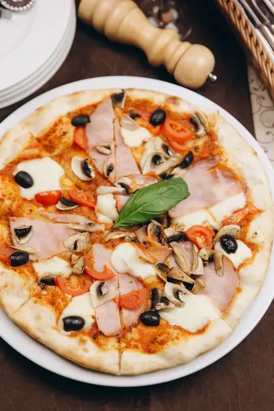 Pizza mit Tomaten, Schinken und Oliven — Stockfoto