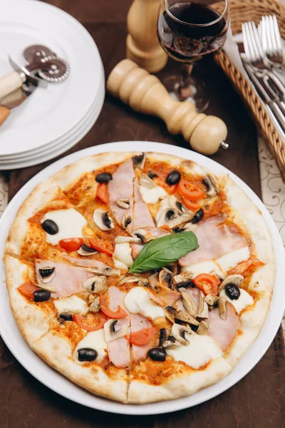 Pizza z pomidorami, szynką i oliwkami — Zdjęcie stockowe