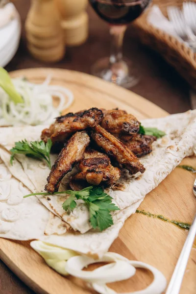 Buğday tortilla ile kavrulmuş et katlanmış