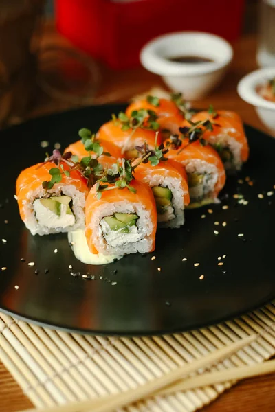 Somon ve krem peynirli suşi ruloları.