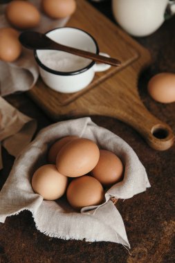 Kumaş ile sepet içinde çiğ yumurta