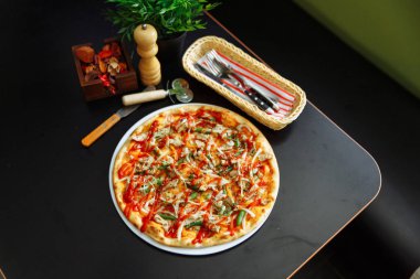 Peynirli pizza tavuk ve soğan ile 