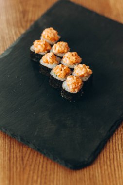 Maki sushi kızarmış somon ile rulo