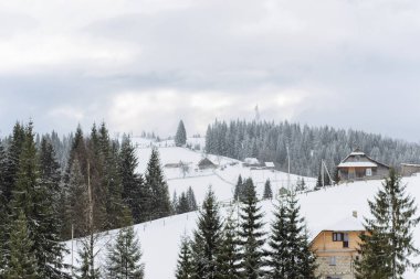 Evler ve dağ vadisinde yer alan kulübelerde