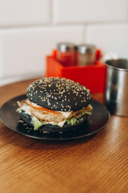 Siyah burger balık pirzola ve domates