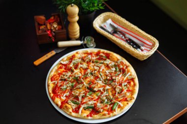 Peynirli pizza tavuk ve soğan ile 