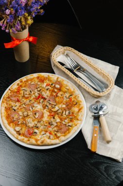 Peynirli pizza mantar, salam ve biber