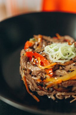 Domuz eti ile Çin eriştesi