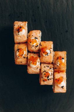 Somon ve salatalıklı maki suşi.