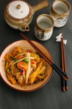 Mısır ve kızarmış tavuk ile Asya erişte