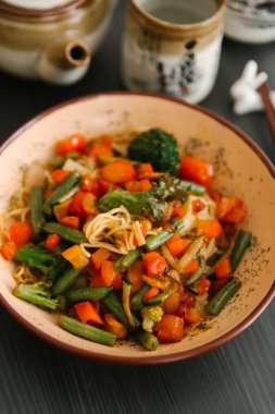 Brokoli, kuşkonmaz ve domates ile Asya erişte