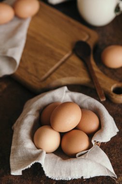 Kumaş ile sepet içinde çiğ yumurta