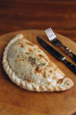 Şili empanada jambon ve peynir ile doldurulmuş