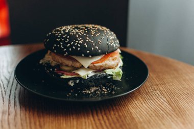 Siyah burger kıyma pirzola ve domates