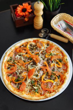 Peynirli pizza jambon ve otlar ile