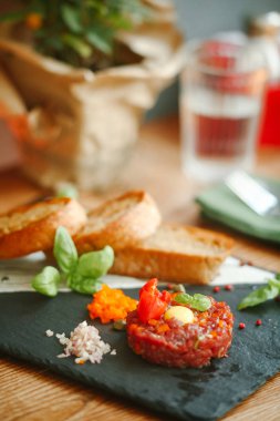 Bıldırcın yumurta sarısı ile sebze salatası