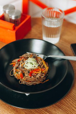 Domuz eti ile Çin eriştesi