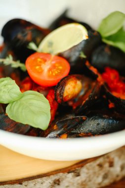 Sebzeli salata ve deniz ürünleri.