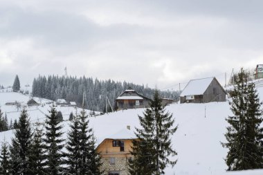 Evler ve dağ vadisinde yer alan kulübelerde