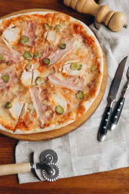 Turşu ve pastırma pizza