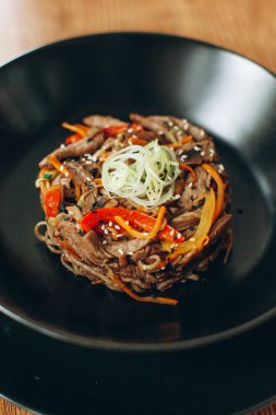 Domuz eti ile Çin eriştesi