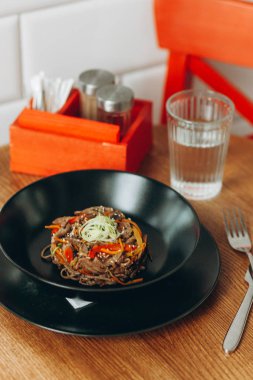 Domuz eti ile Çin eriştesi