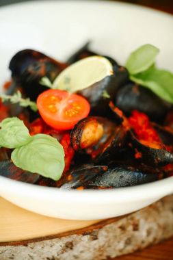 Sebzeli salata ve deniz ürünleri.