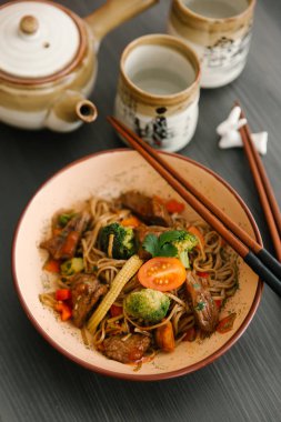 Brokoli, Mısır ve domuz eti ile Asya erişte