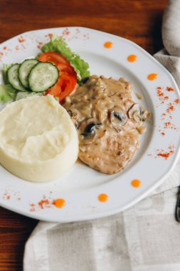 Mantar yahnisi ile patates püresi