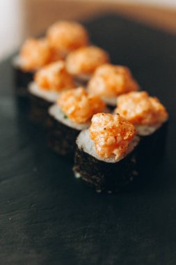 Maki sushi kızarmış somon ile rulo