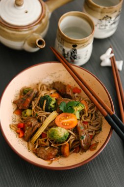 Brokoli, Mısır ve domuz eti ile Asya erişte