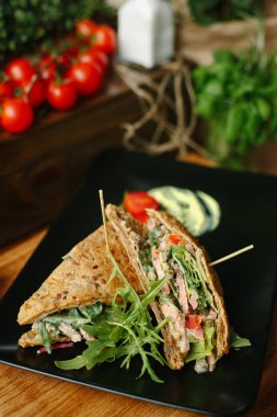 Türkiye, domates ve roka ile sandviç