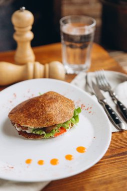 Gözleme burger pastırma ve domates