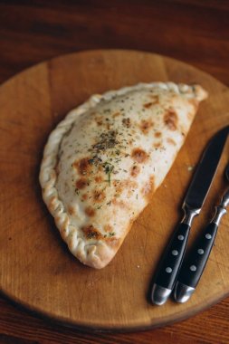 Şili empanada jambon ve peynir ile doldurulmuş